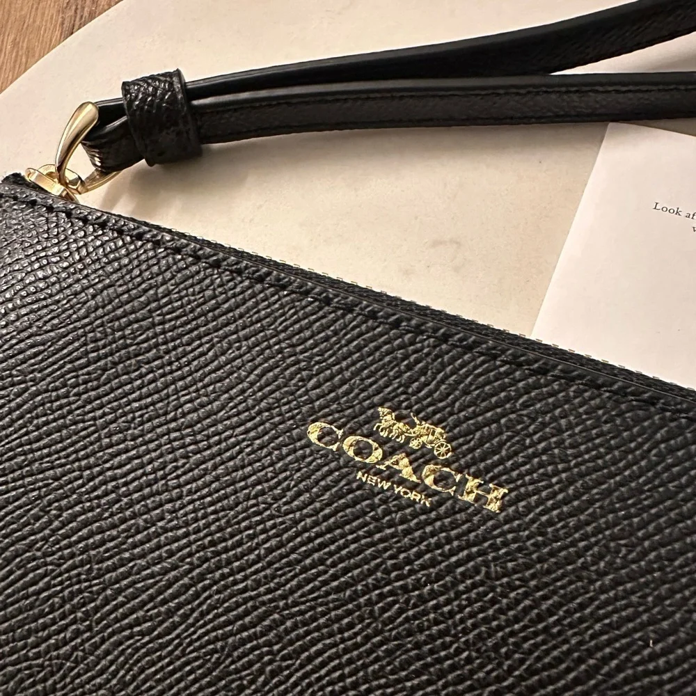 NWT! NEW! Coach Wristlet with handle -BLACK